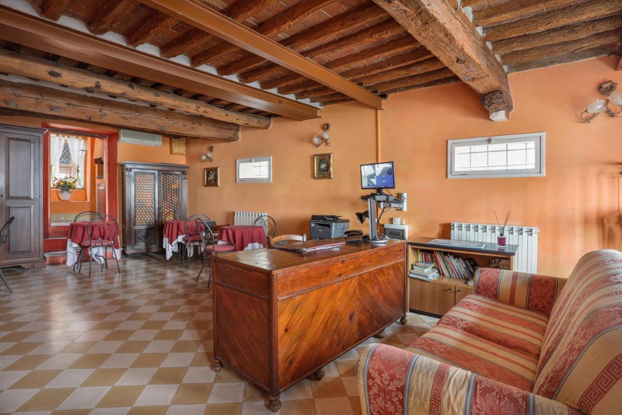 Antica Residenza Santa Chiara -City Center Лука Екстериор снимка
