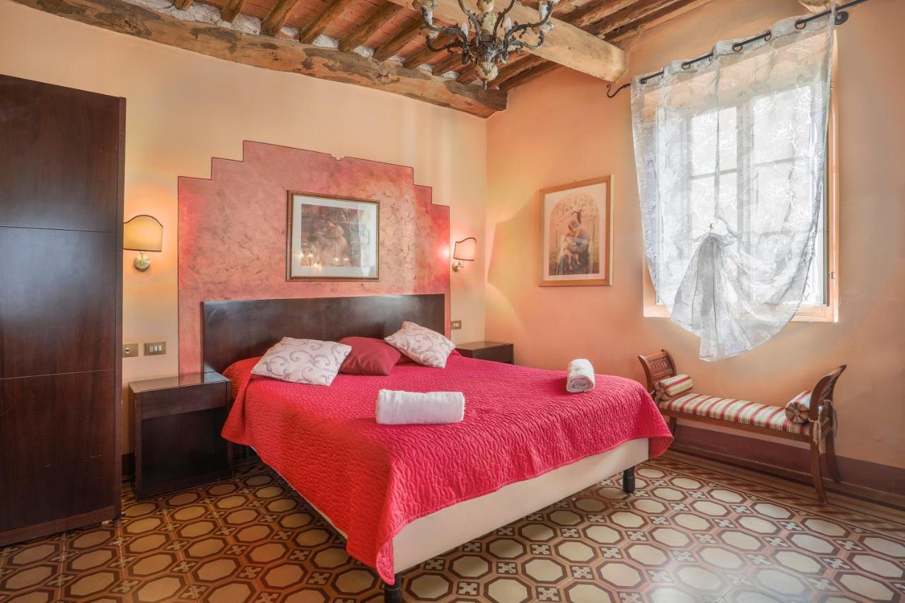 Antica Residenza Santa Chiara -City Center Лука Екстериор снимка