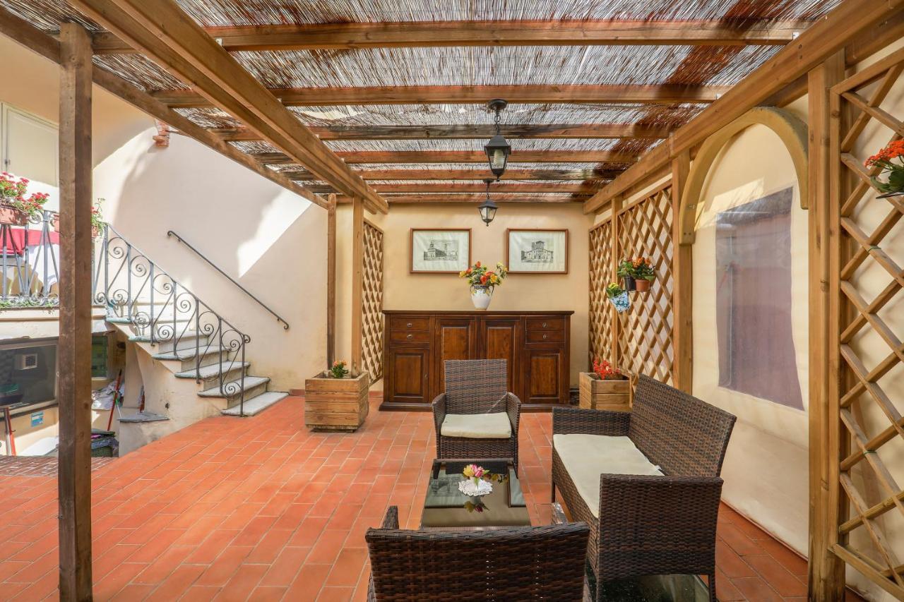 Antica Residenza Santa Chiara -City Center Лука Екстериор снимка