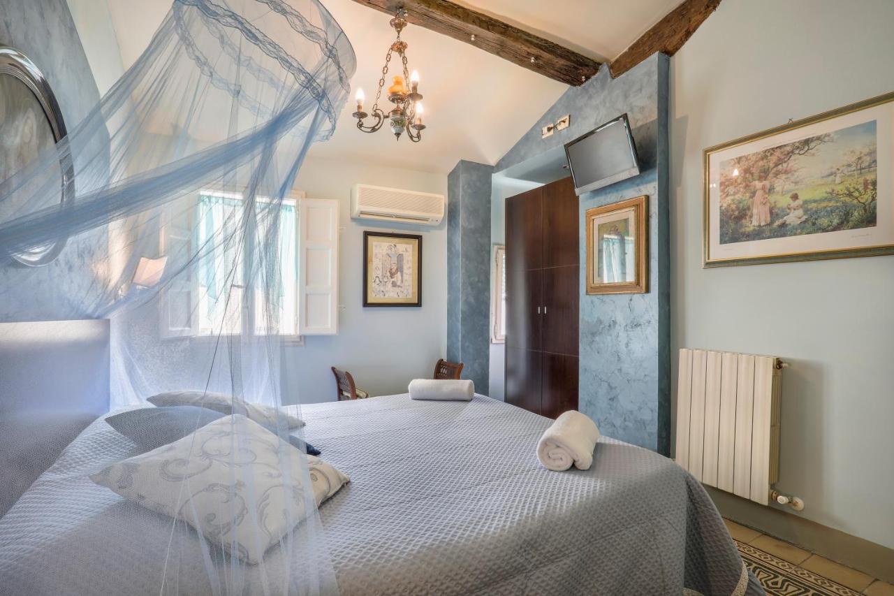 Antica Residenza Santa Chiara -City Center Лука Екстериор снимка