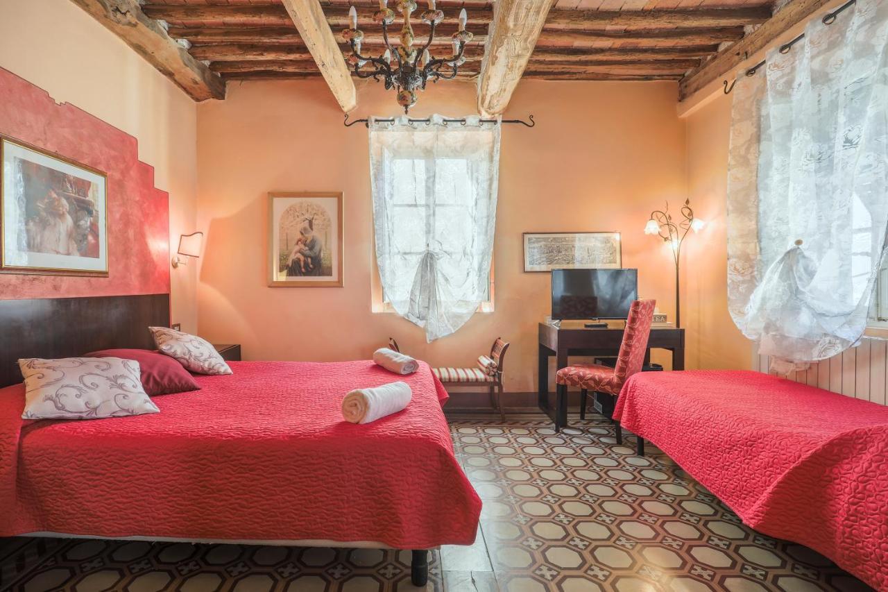 Antica Residenza Santa Chiara -City Center Лука Екстериор снимка