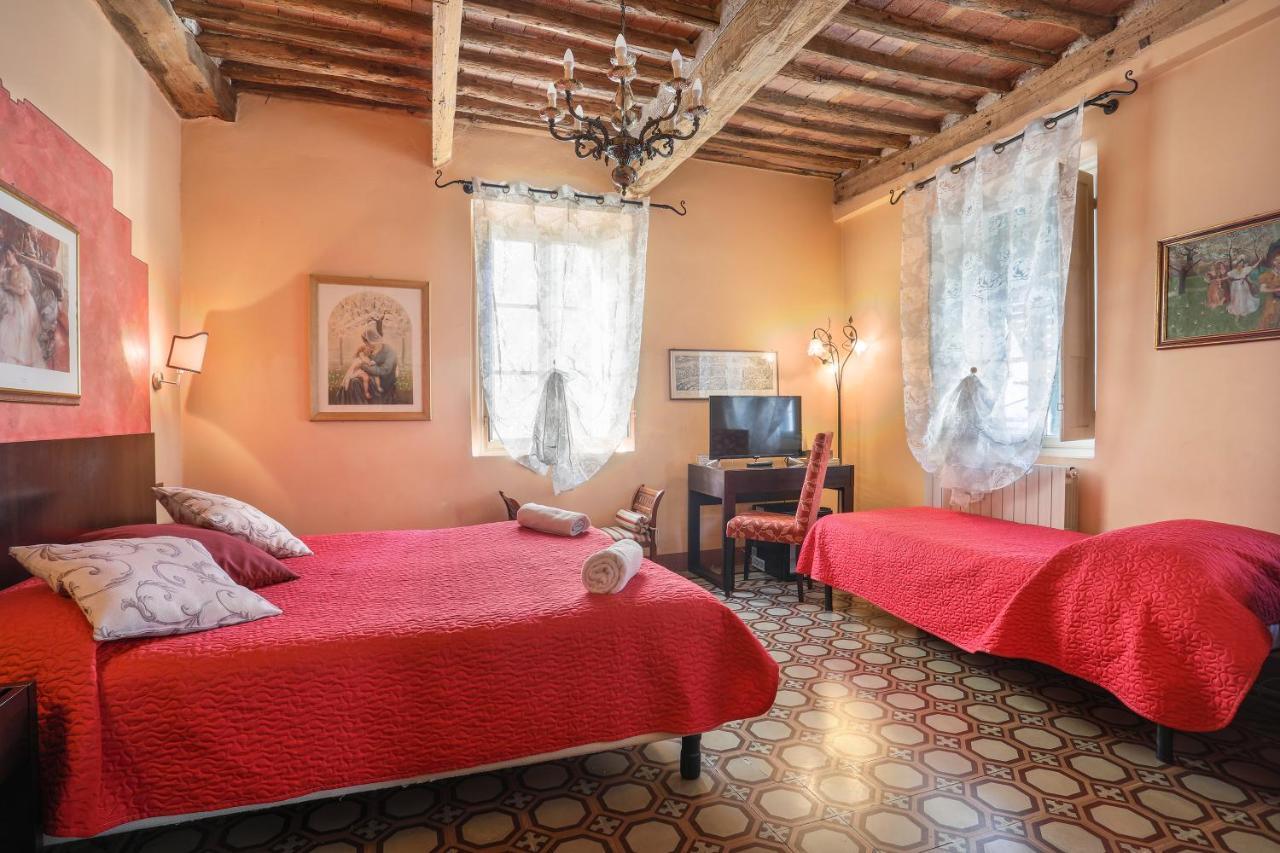 Antica Residenza Santa Chiara -City Center Лука Екстериор снимка