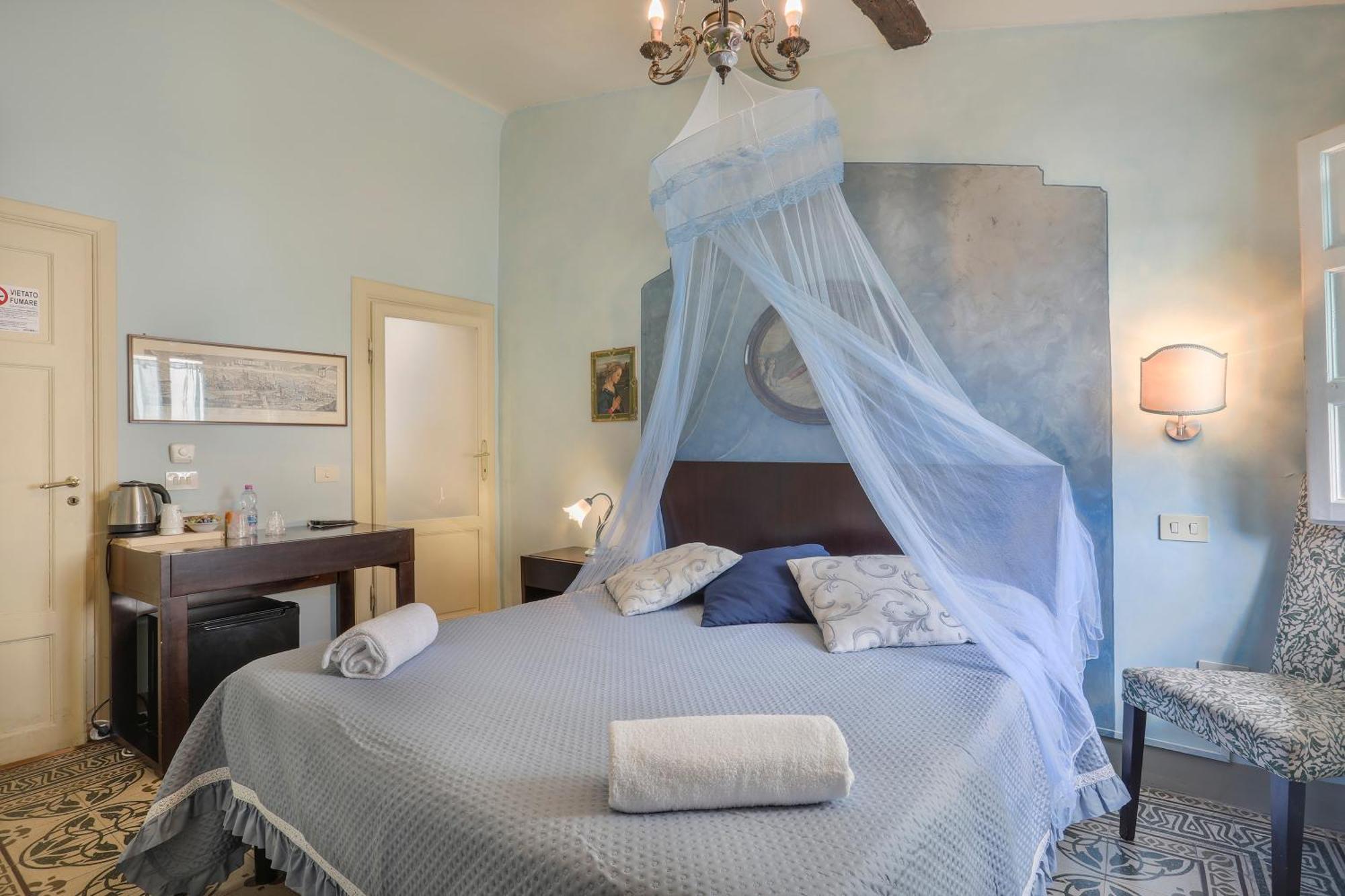 Antica Residenza Santa Chiara -City Center Лука Екстериор снимка