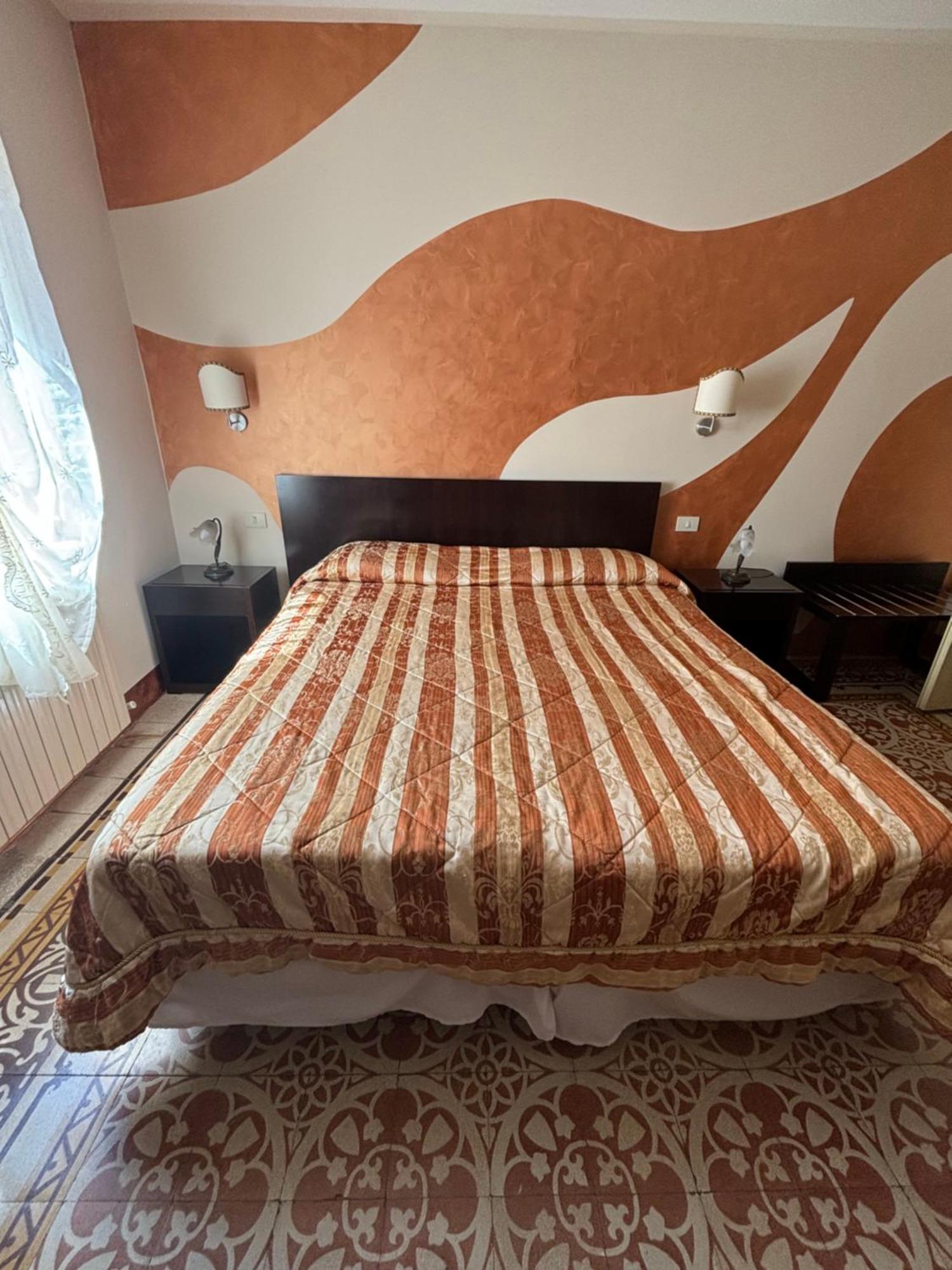 Antica Residenza Santa Chiara -City Center Лука Екстериор снимка
