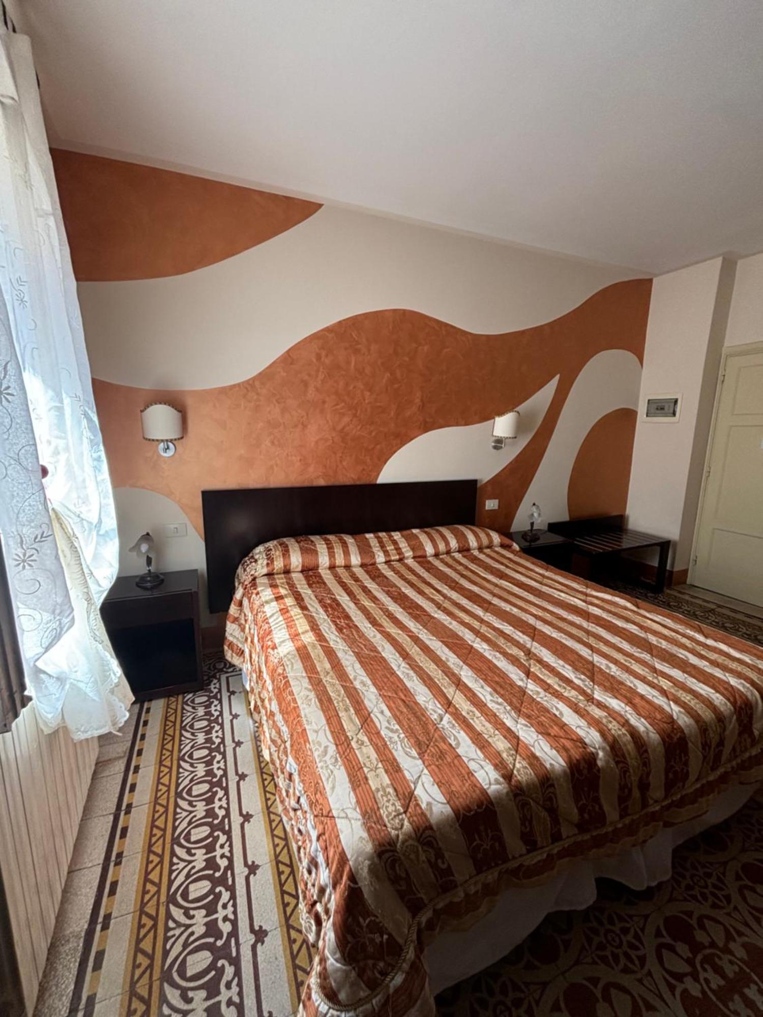 Antica Residenza Santa Chiara -City Center Лука Екстериор снимка