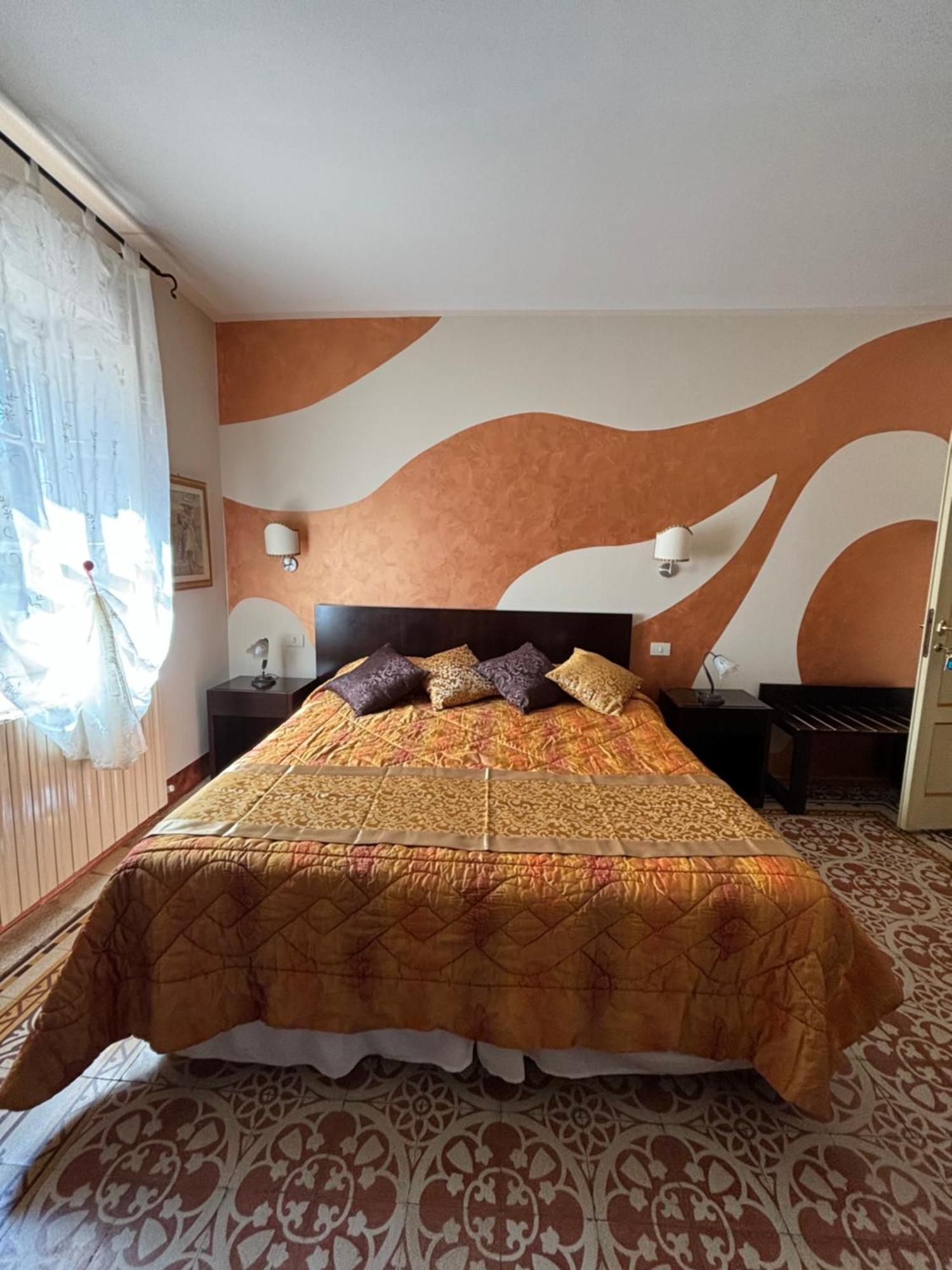 Antica Residenza Santa Chiara -City Center Лука Екстериор снимка