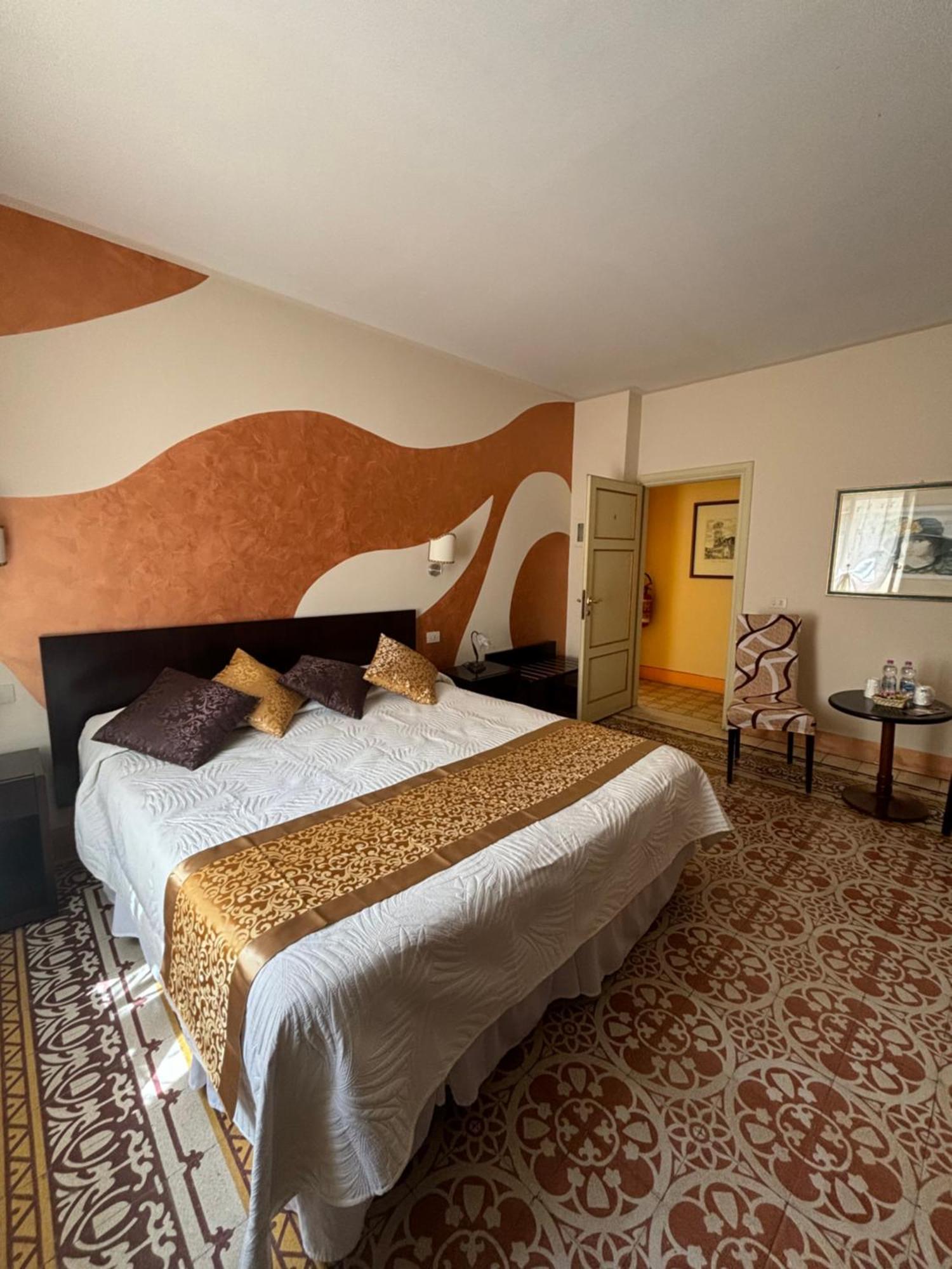 Antica Residenza Santa Chiara -City Center Лука Екстериор снимка