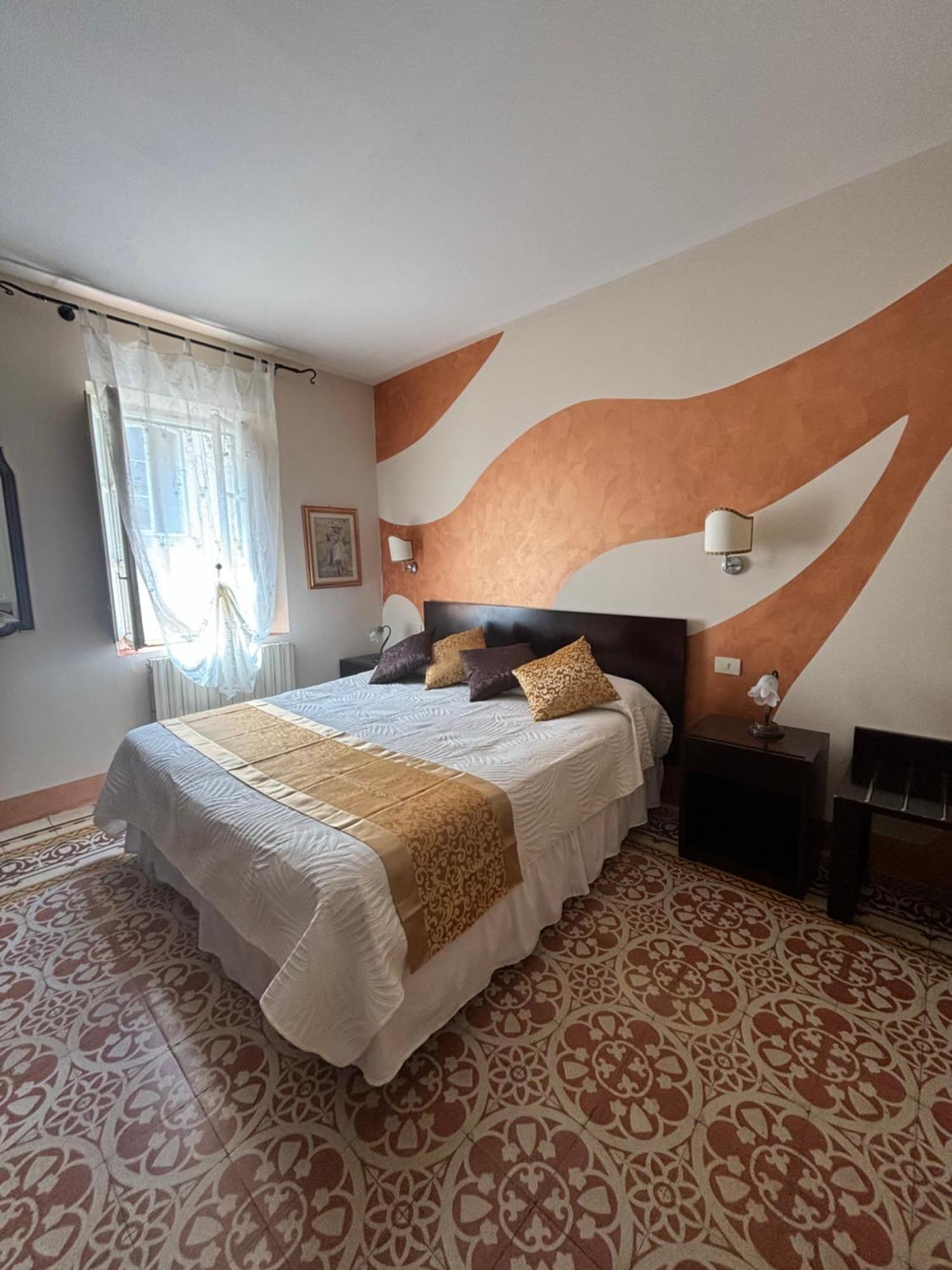 Antica Residenza Santa Chiara -City Center Лука Екстериор снимка