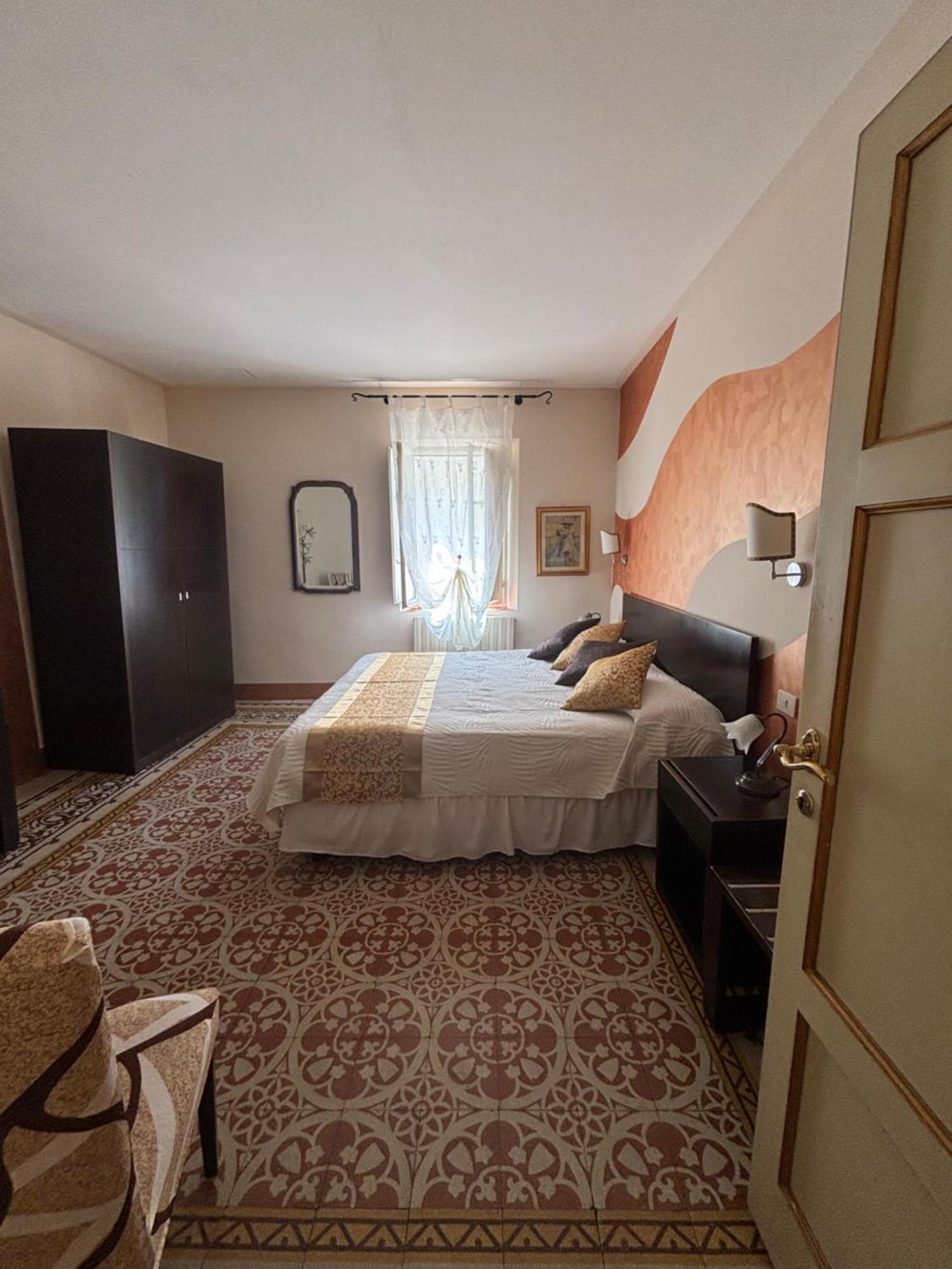 Antica Residenza Santa Chiara -City Center Лука Екстериор снимка