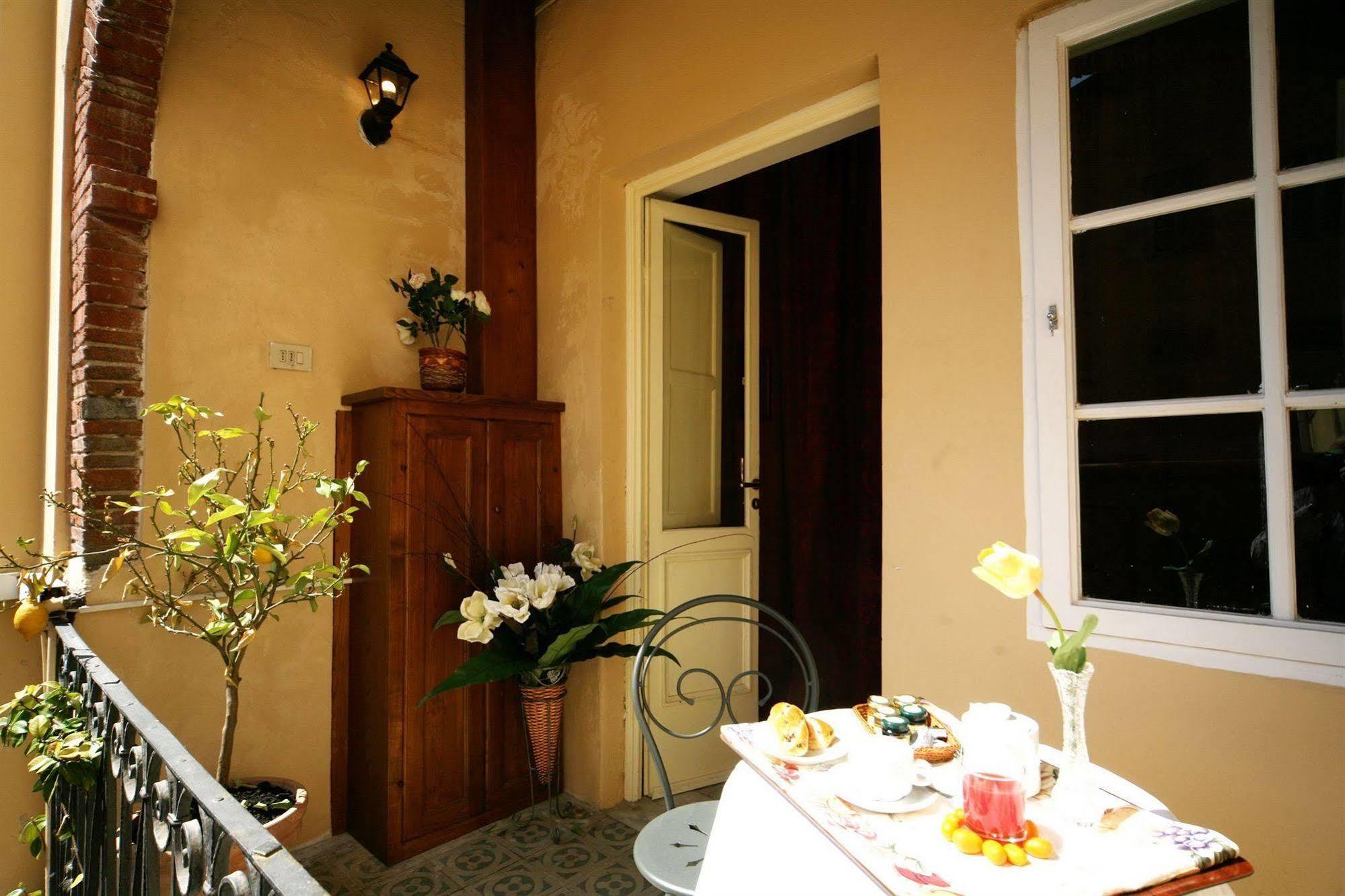 Antica Residenza Santa Chiara -City Center Лука Екстериор снимка